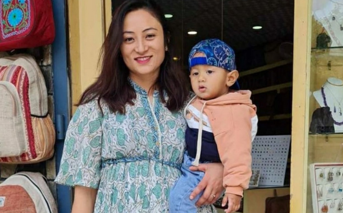 अर्ती लाखे जोशी आफ्ना छोरासँग।